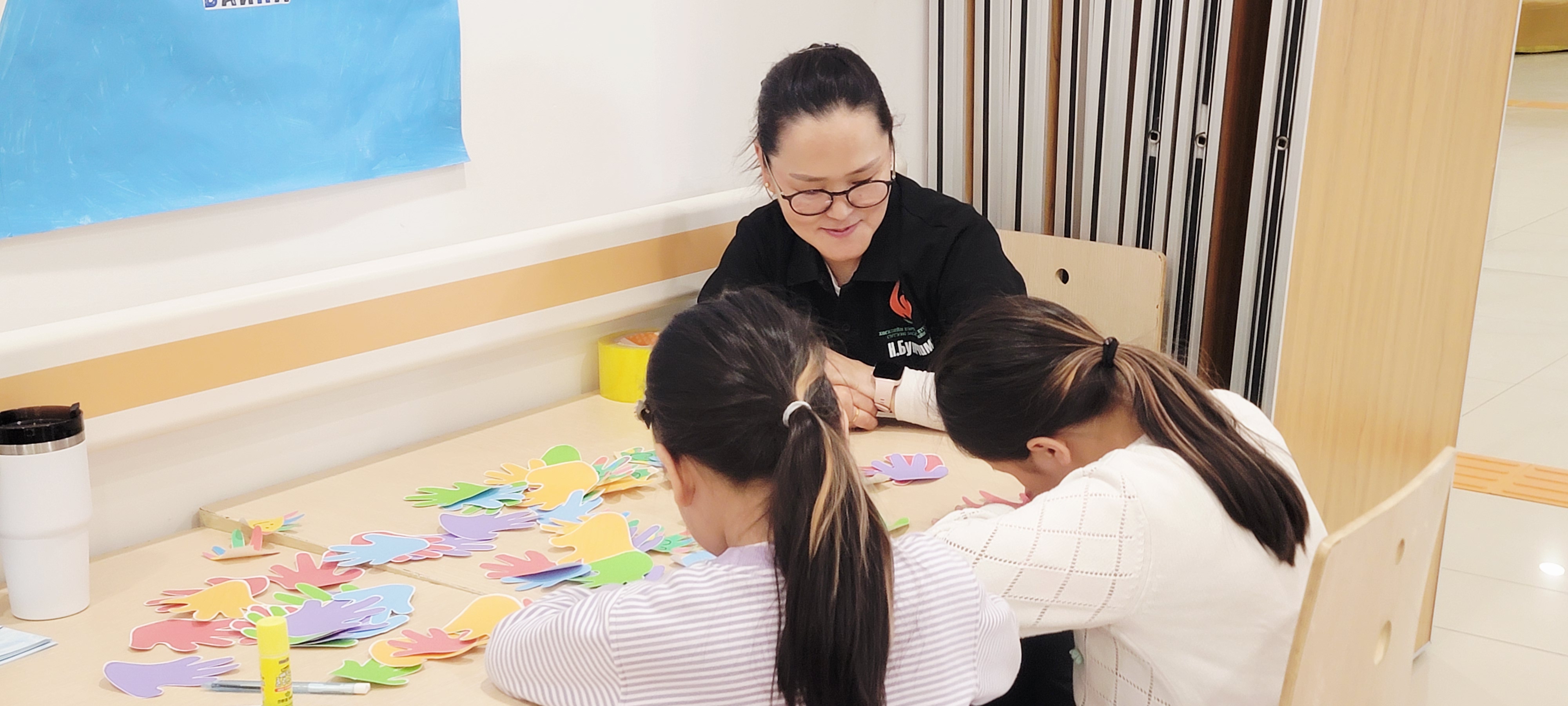 АУТИЗМЫГ ТАНИУЛАХ ДЭЛХИЙН ӨДӨР “БИДНИЙ ЕРТӨНЦ ОЛОН ӨНГӨТЭЙ” ӨДӨРЛӨГ ЗОХИОН БАЙГУУЛАГДЛАА